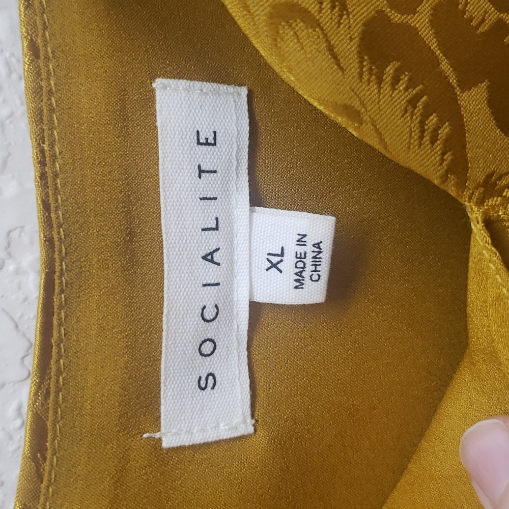 Yellow Floral Satin Top Scallop Details sz XL - Picture 4 of 6
